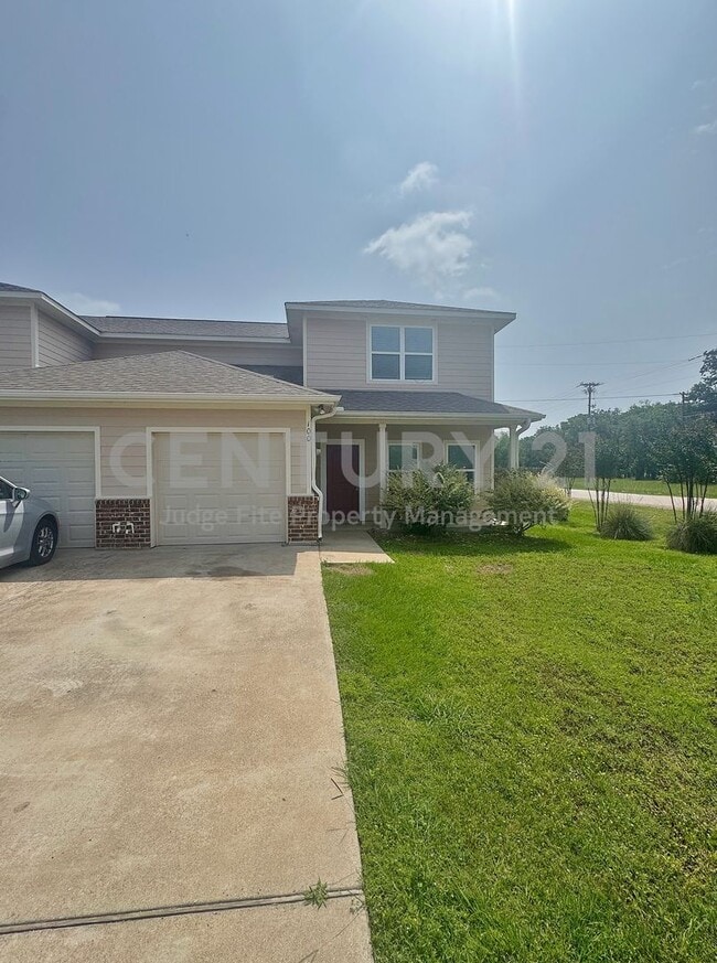 Building Photo - Charming, 2-Story 3/2.5/1 Duplex Ready For Move-In!