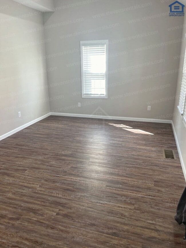 Photo - 107 Walker St