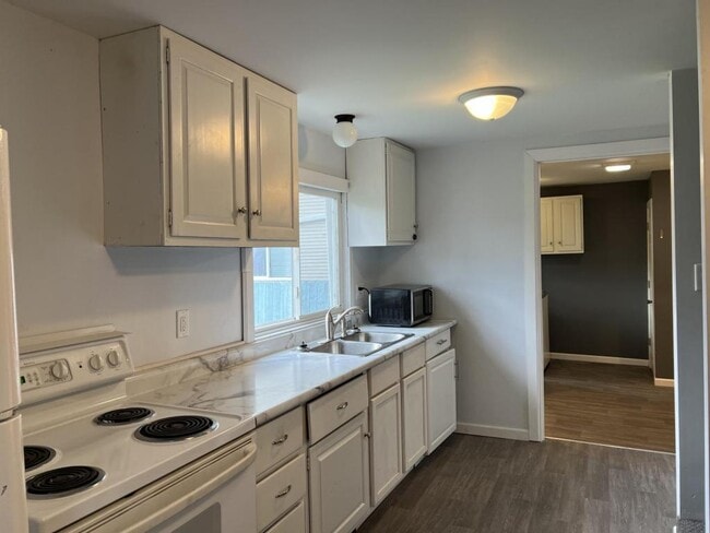 Photo - 207 W 4th St