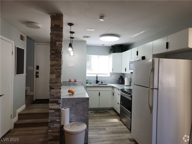 Building Photo - 5045 Spencer St Rental