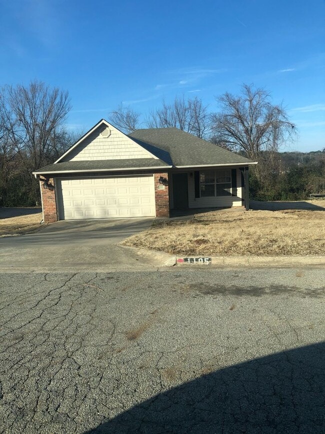 Building Photo - NICE 3 BEDROOM , TWO BATH HOUSE