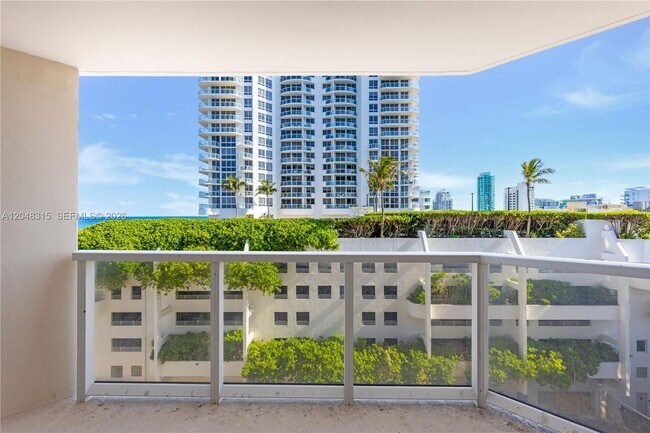 6423 Collins Ave Unidad 703
