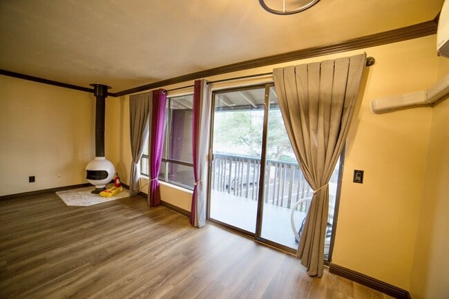 Photo - Quiet Top Floor 1 Bedroom Condo in Gated Tukwila Community
