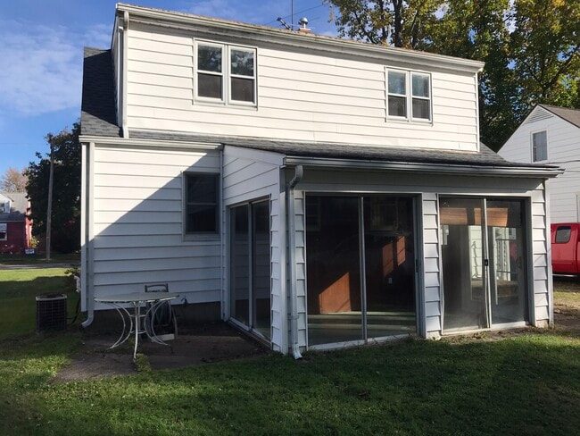 Photo - 866 Warwick Dr