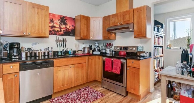 311 Aloha St, Seattle, WA 98109