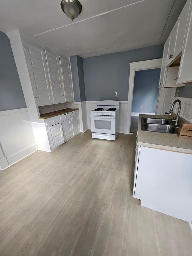 Building Photo - Newly renovated upper 3 bedroom unit