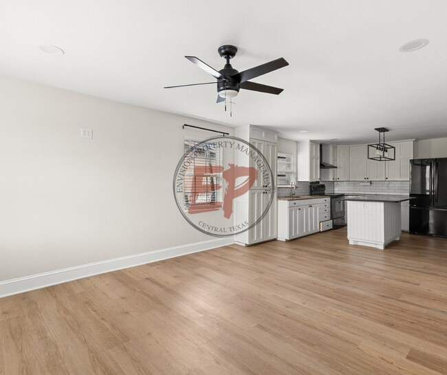 Photo - 208 N Waco St