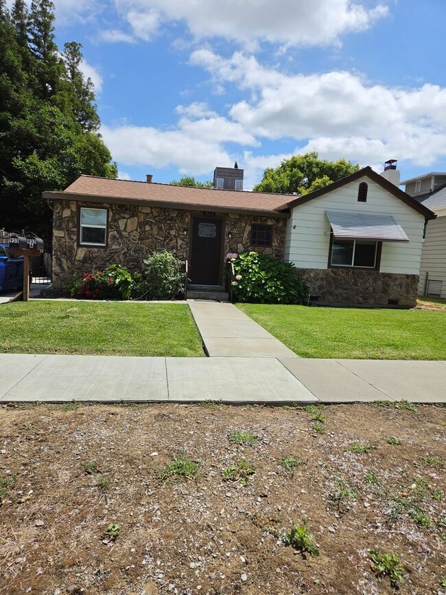 Building Photo - Charming 2 bedroom home