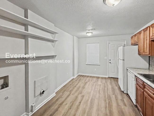 Photo - 248 Foxglen Rd Unit b