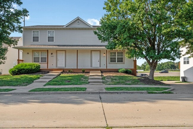 Building Photo - 2409-2411 Northampton Dr. Unit 2411 Northampton Dr.