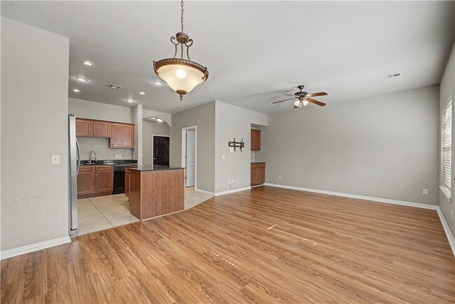 3229 W Montrail Pl