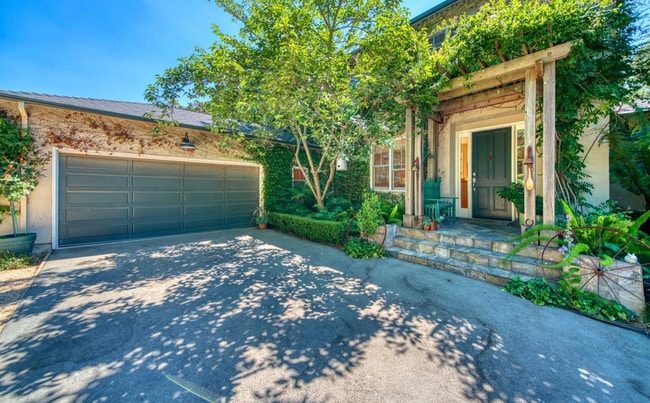 Building Photo - Woodside Classic 3 Bedroom on Beautiful Park Like Yard