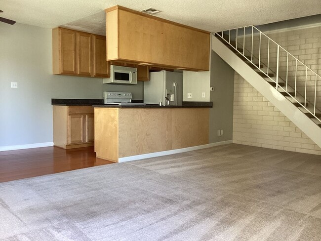460 W Alamos Ave