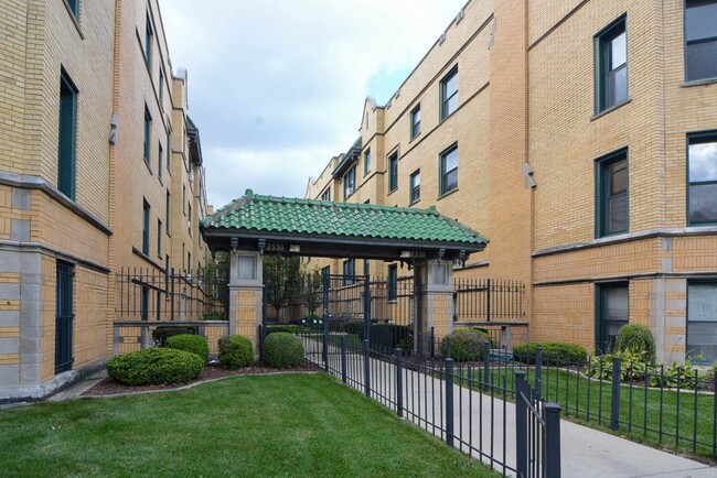 Building Photo - 2336 N Spaulding Ave Rental
