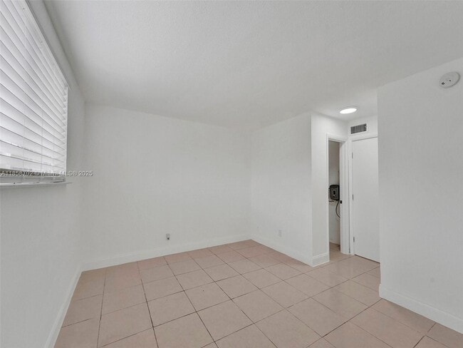 Photo - 14190 W Dixie Hwy Unidad 19
