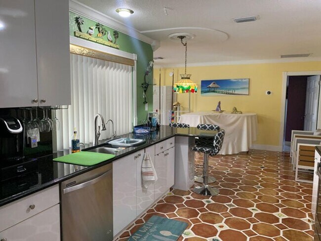 Photo - 1283 Larch Way