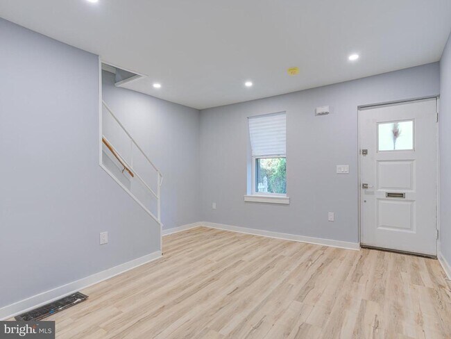 Photo - 704 Miller St