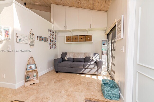 Photo - 367 Leslie Dr