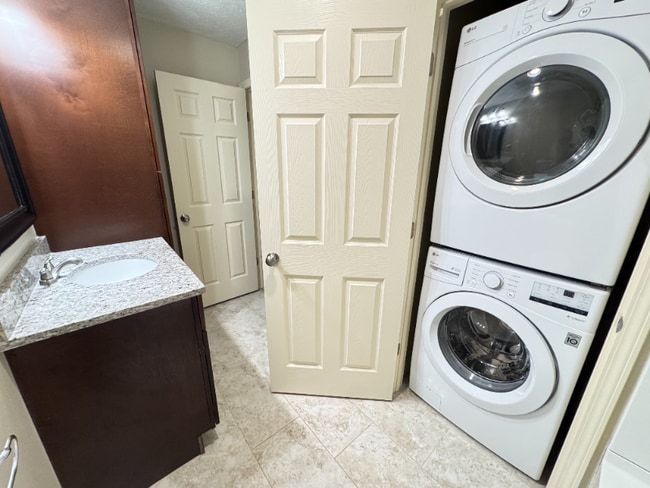 Building Photo - 5100 Emerald Dr Unit 21