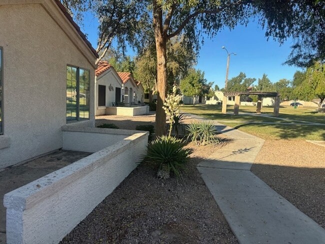 Photo - $2,000 For Rent A Lovely 3 Bed 2 Bath 1.673 Sq. Ft. Condo, all One Level Home in Chandler 85225! Unidad 95
