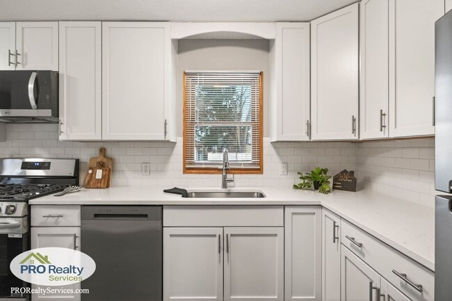 Building Photo - Recently Remodeled 3 Bedroom Home