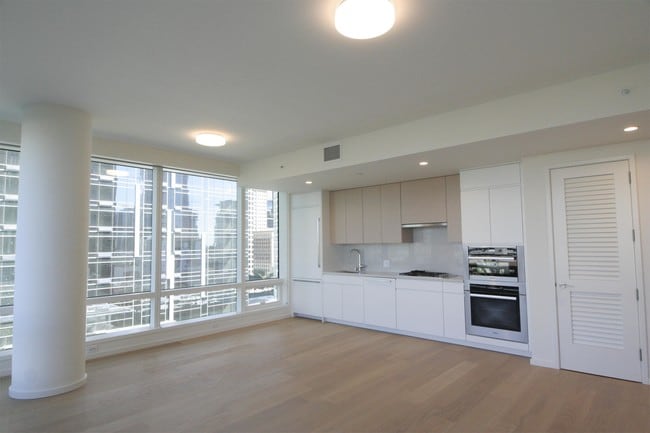 Photo - 877 Francisco St