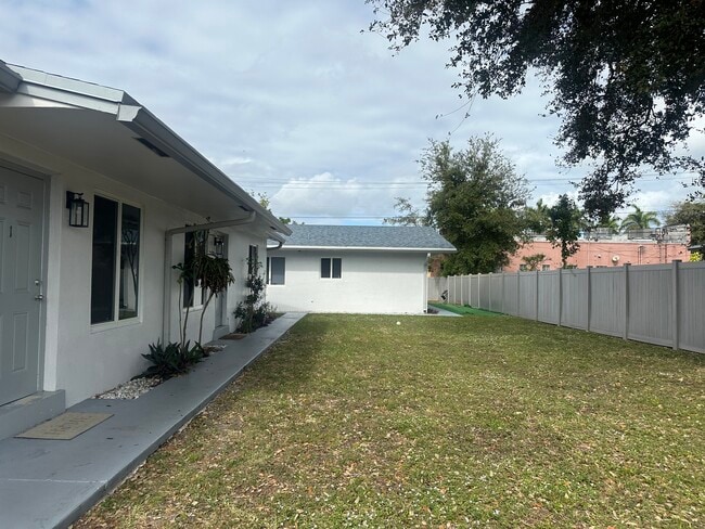 Photo - 6109 SW 30th St Unidad Miramar #4
