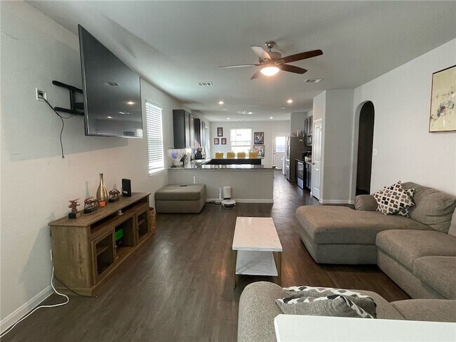 Photo - 985 Marquis Dr