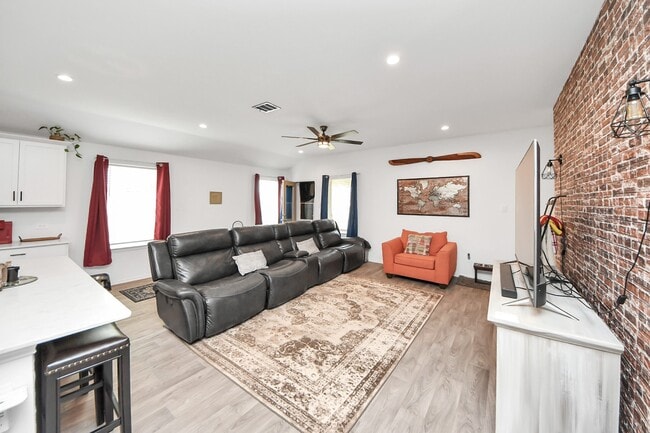 Building Photo - 403 Blanco Ln