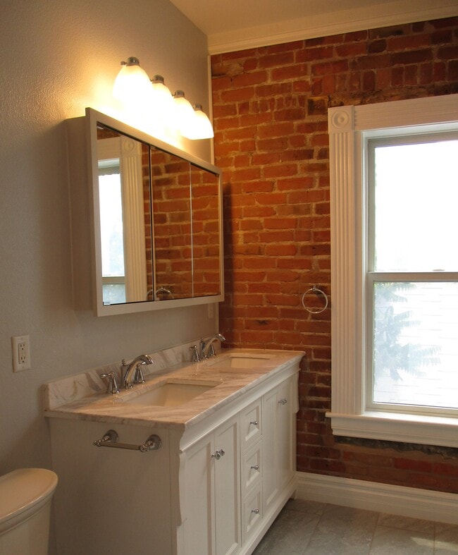 Photo - 615 W 11th St