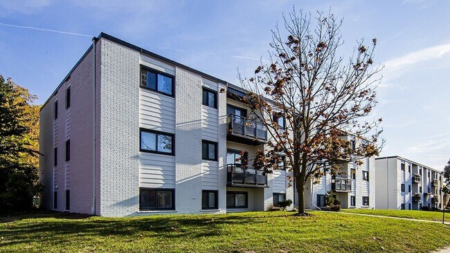 Building Photo - 161 University Ave E