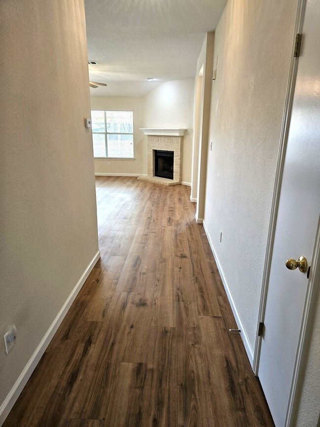 Photo - 1002 Woodview Dr