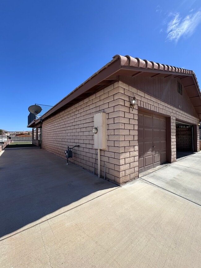 Photo - One level Boulder City lakeside & pool