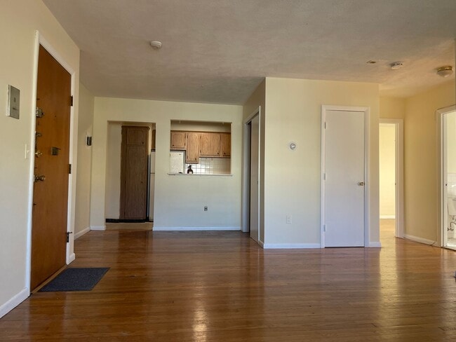 Building Photo - VERY  Spacious Sunny  2 bed Heat Hw parking Inc Close to train and 57/66 bus Heat HW Inc Now of feb