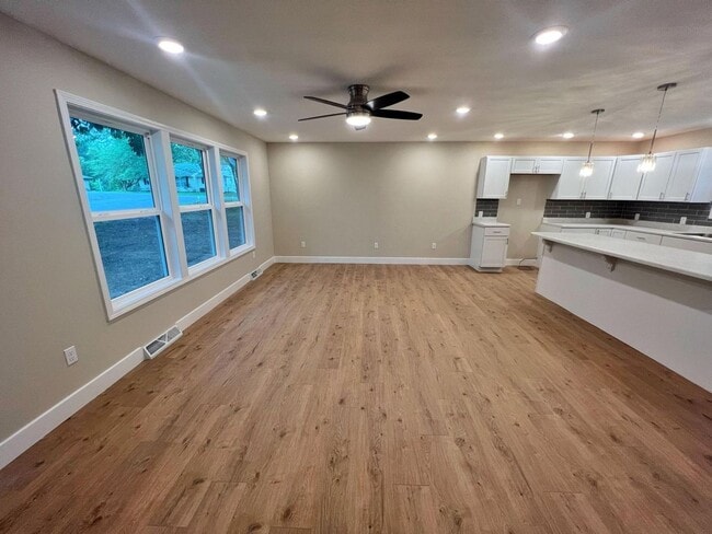 Photo - Great 4 Bed 3 Bath House In Parkade!