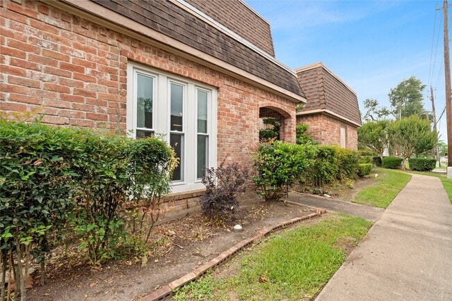 Photo - 2938 Camelot Ln
