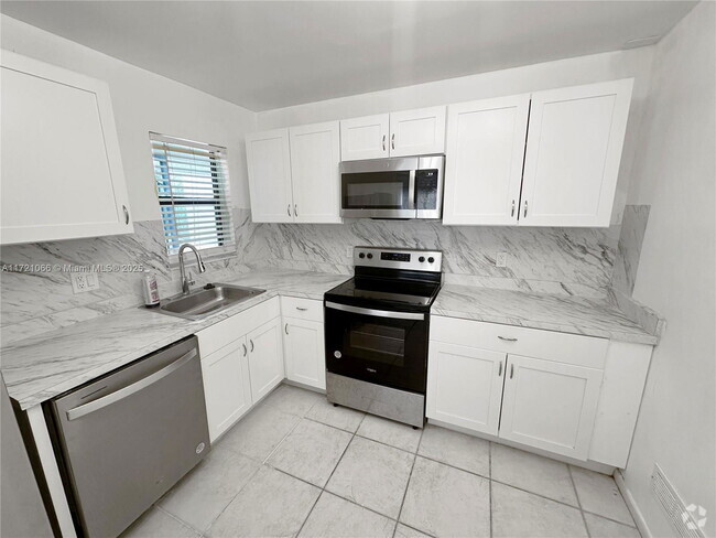 Building Photo - 3751 NW 35th St Unit F1R Rental