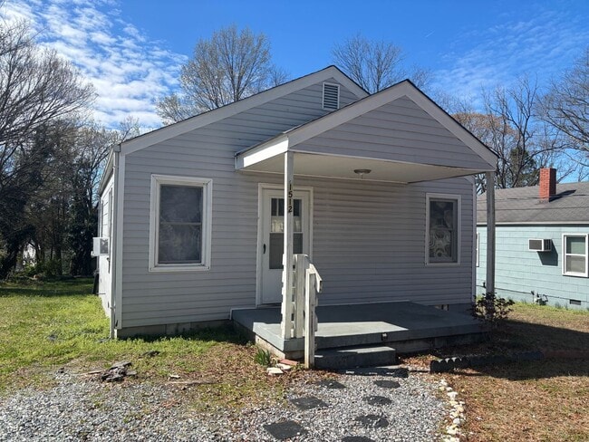 Building Photo - 2 Bed, 1 Bath home located in Greensboro!