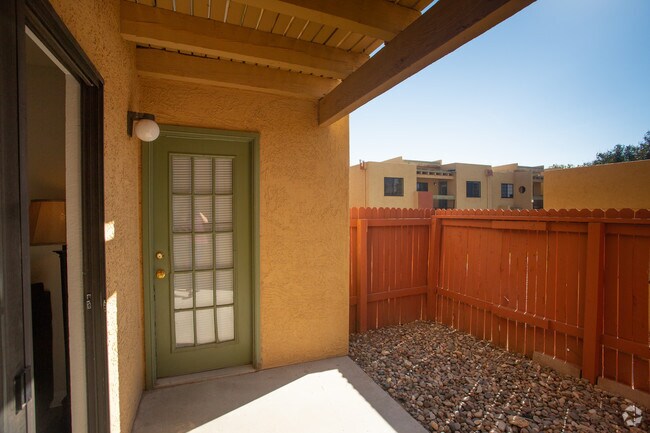 2BR 2BA- Patio