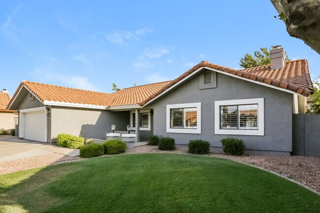 Photo - 1214 E Greenway Cir