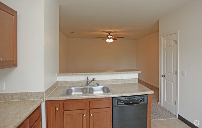 2BR, 2BA - 904 SF