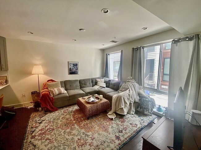 Photo - Large one bedroom bi-level unit in the hea... Unidad 3