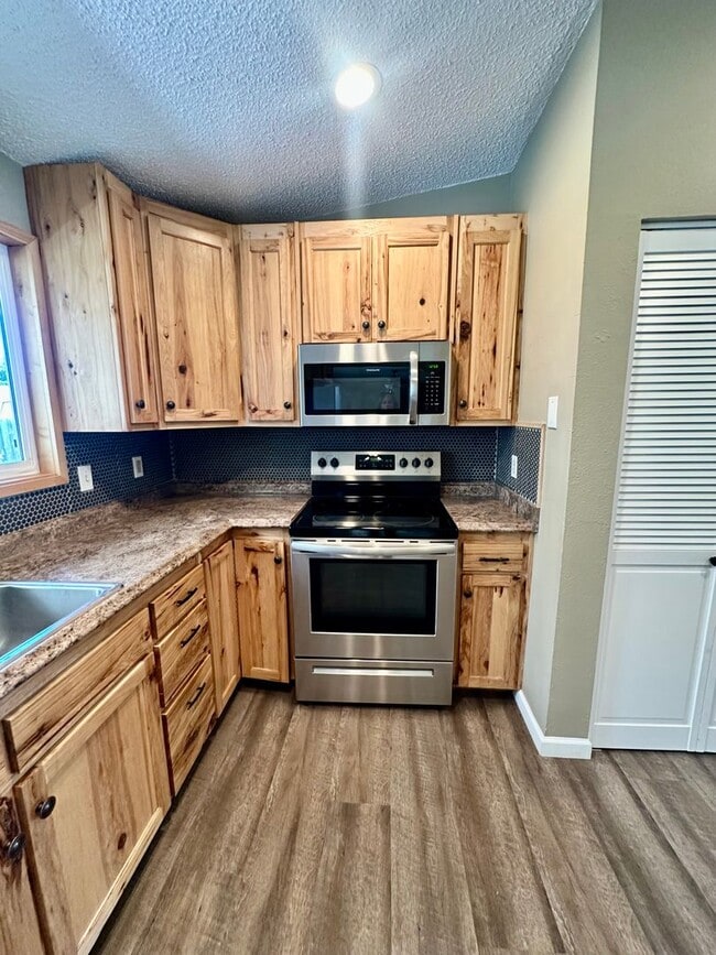 Photo - Pet-Friendly 4 Bedroom Home with Fenced Yard & Air Conditioning