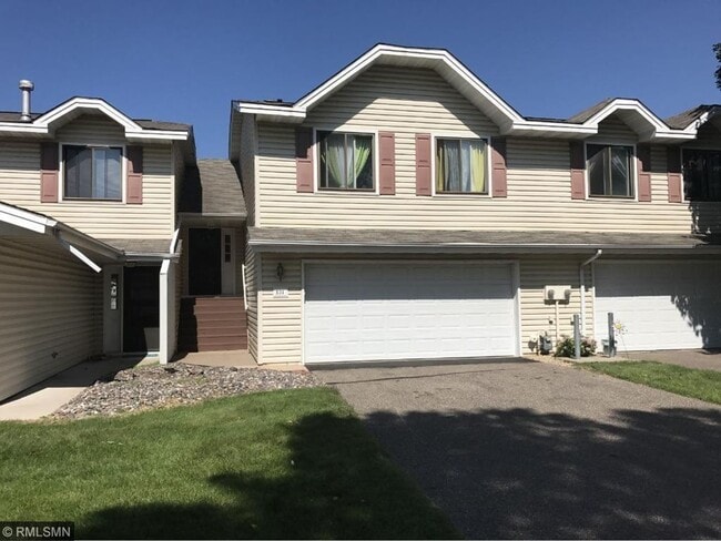 Building Photo - Updated 3 bedroom / 2 bathroom, Split Entr... Rental