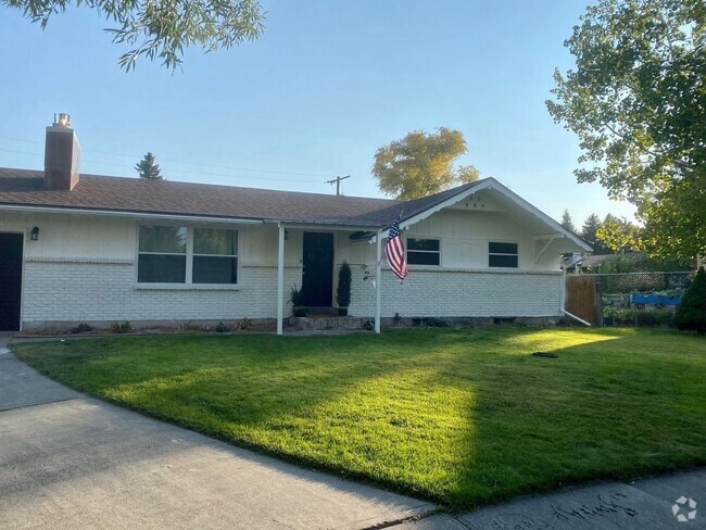 Building Photo - Newly Remodeled 5 Bed, 3 Bath Home – 2-Car...