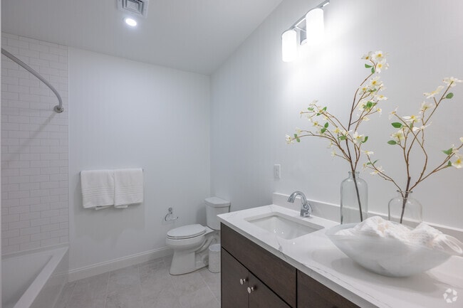 1BR, 1BA - 794SF - Bathroom