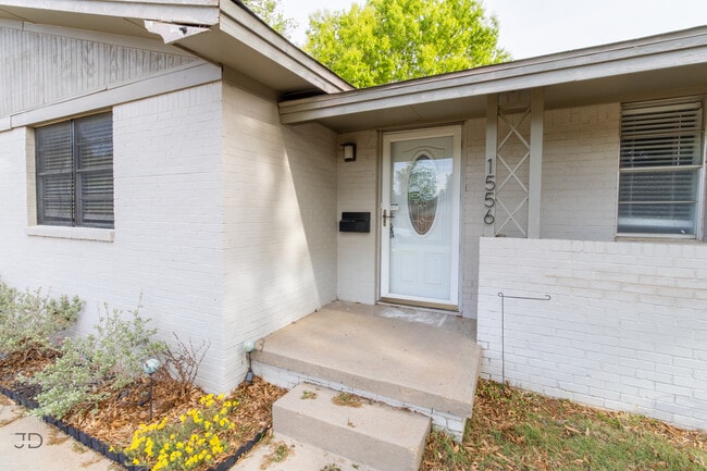 Photo - 1556 Singleton Ave