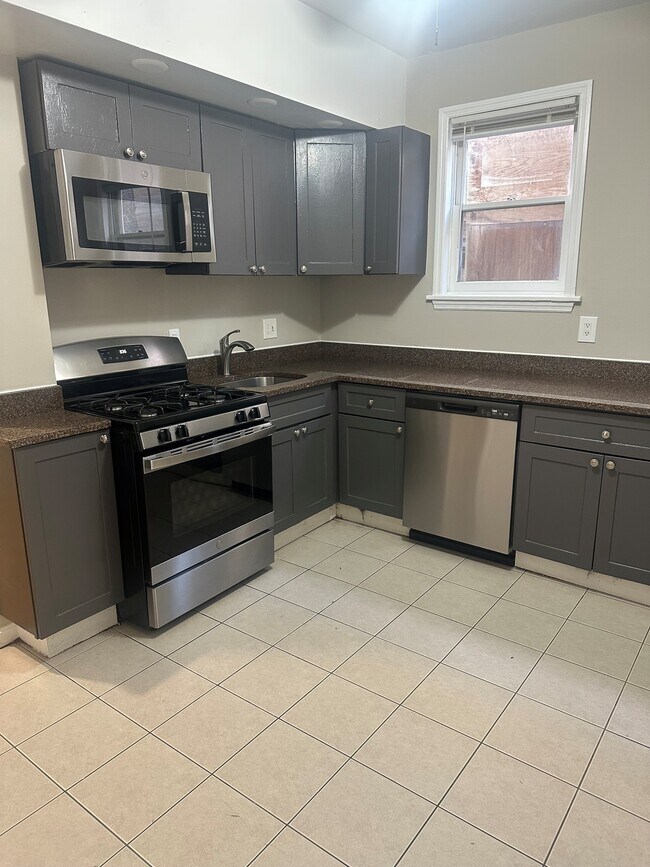 Building Photo - 68 Bellevue St Unit 1