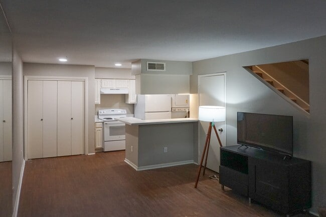 Building Photo - 2110 Wilcrest Dr Unit 147