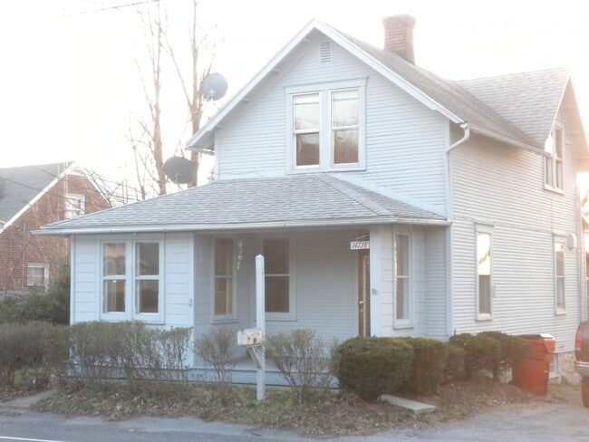 Building Photo - 3 Bedroom Home on Large Lot!